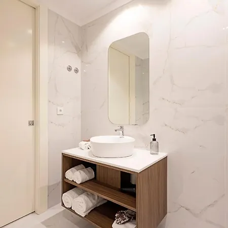 Apartman 19 Nineteen - *