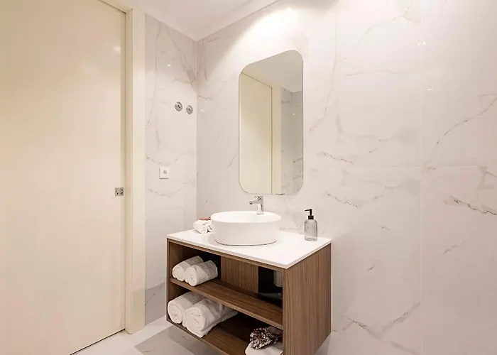 Apartment 19 Nineteen - *